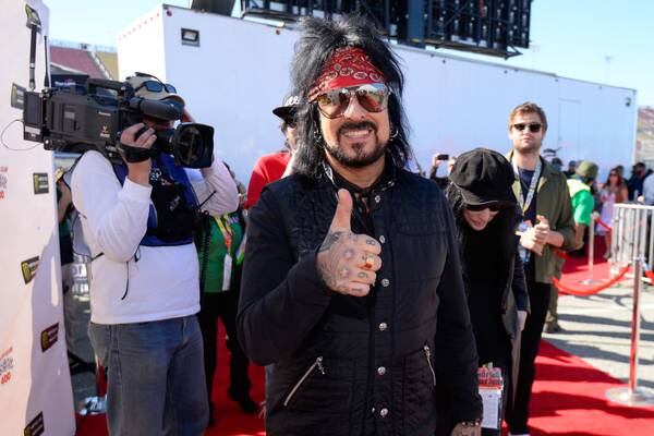 Twitter User’s Reply To Nikki Sixx About Motley Crue Using Backing Tracks Is Hilarious And True