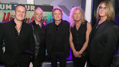 Def Leppard share live video for “Kick