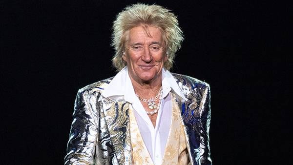 Bloopers: Rod Stewart 'Attempts' To Make A "Rock n' Roll Martini"