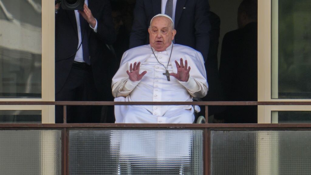 Pope Francis on balcony of Italian hospital.